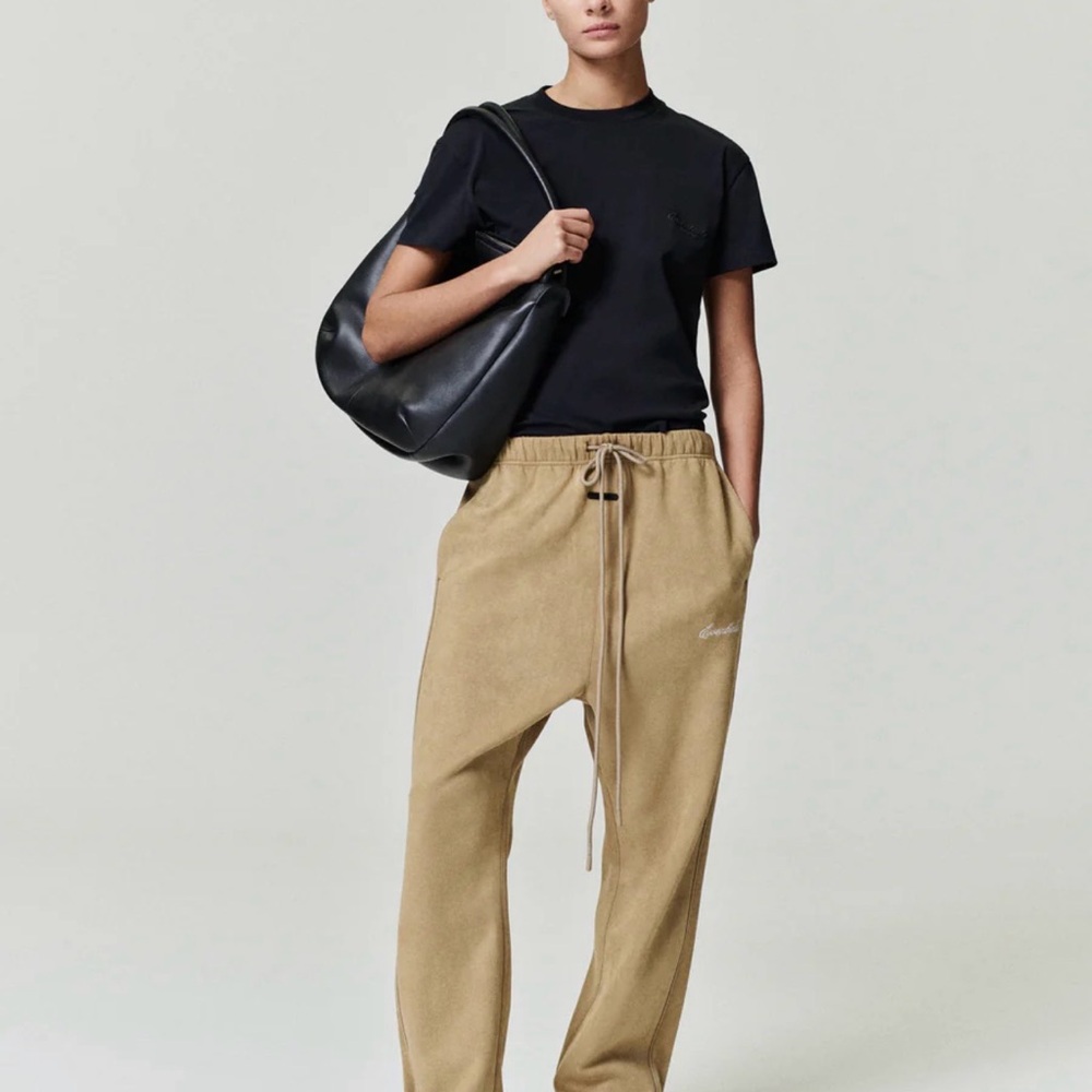 NWT ESSENTIALS
Womens Suede Fleece Signature Relaxed Pant